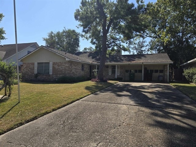 single story home featuring a front lawn