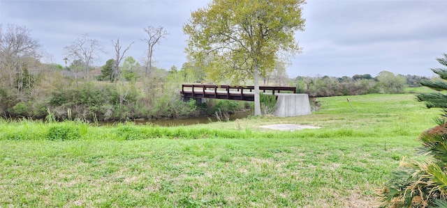 view of yard featuring a water view