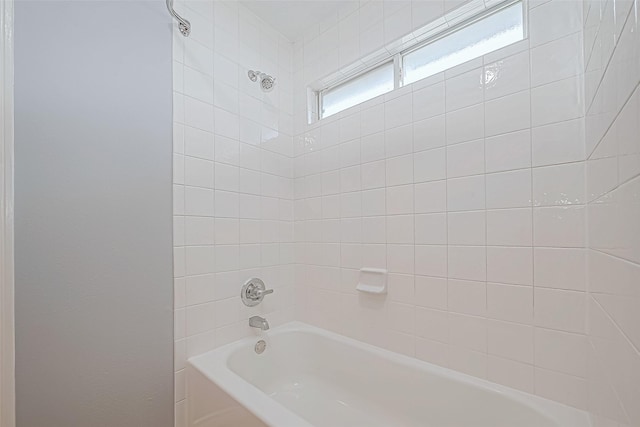 bathroom featuring tiled shower / bath