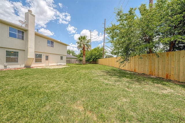 view of yard featuring a patio area