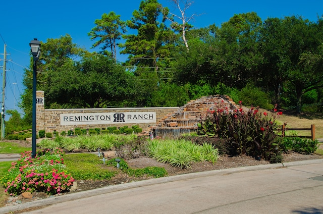 view of community / neighborhood sign