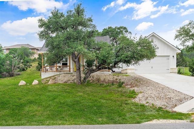 view of front of house featuring a garage and a front yard