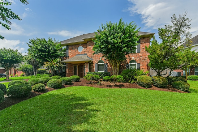 view of front of house featuring a front lawn