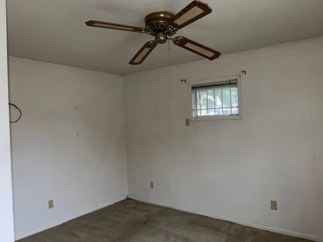 empty room featuring ceiling fan