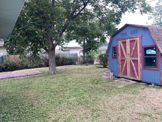 view of yard with a storage shed