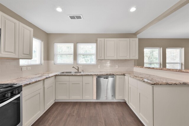 696 Ravensworth Dr, Conroe, TX 77302 - kitchen featuring visible vents, a sink, dark wood-style floors, white cabinetry, and stainless steel appliances