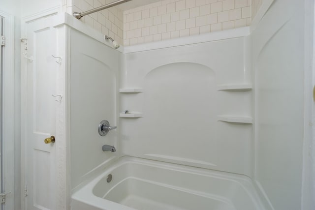 bathroom with tiled shower / bath