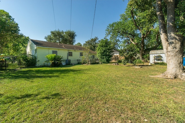 view of yard featuring a shed