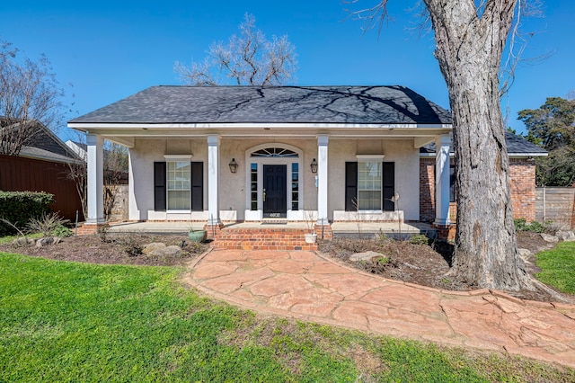 view of front facade featuring covered porch and a front yard