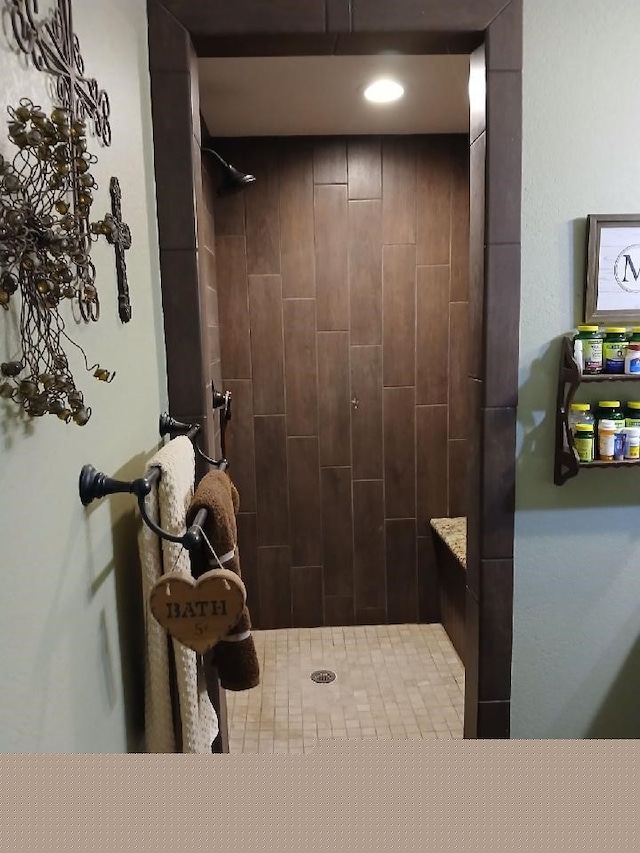 bathroom featuring a tile shower