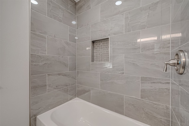 bathroom featuring tiled shower / bath