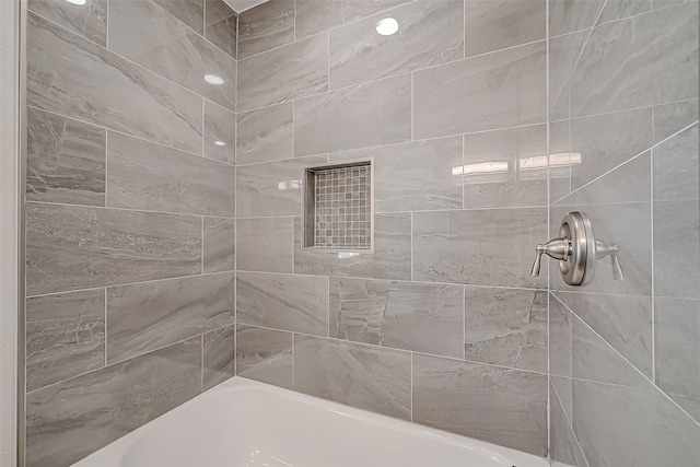 bathroom featuring tiled shower / bath combo