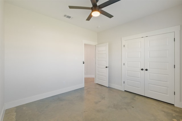 unfurnished bedroom with ceiling fan and a closet