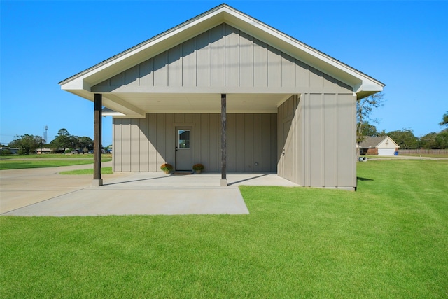 back of house featuring a yard