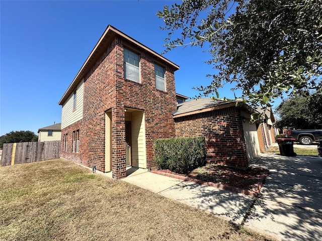 front facade featuring a front yard