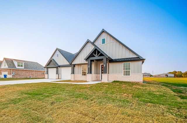 view of front of home featuring a front yard and a garage