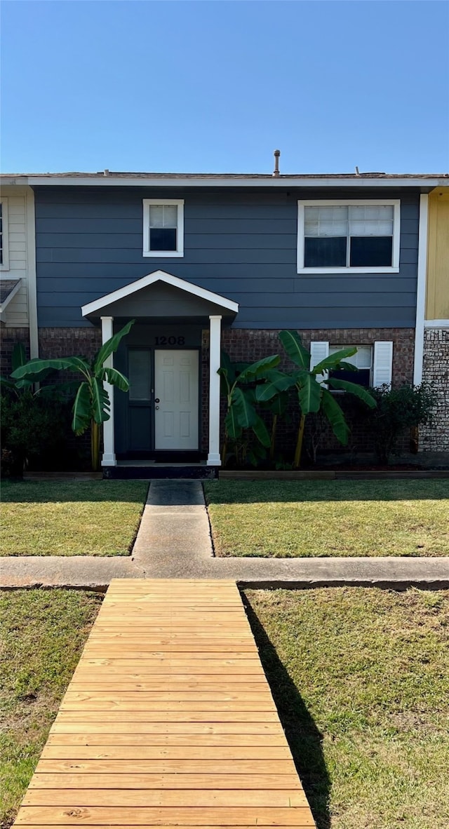 view of front facade with a front yard