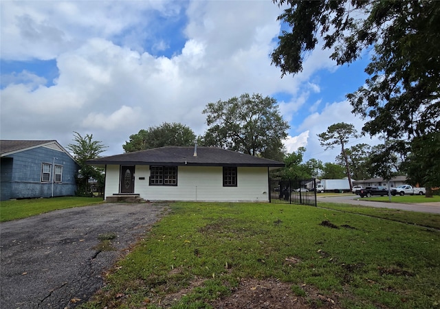 view of front of home featuring a front yard