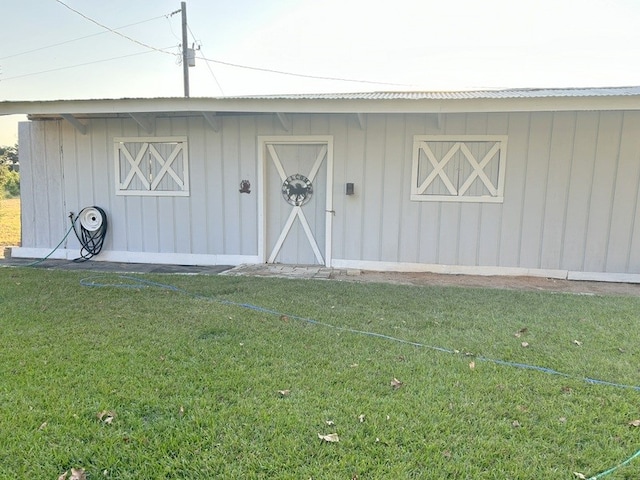 view of outdoor structure with a yard