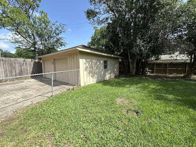 view of yard featuring an outdoor structure and a garage