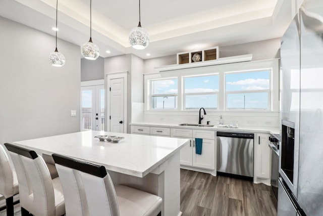 555 Pompano Dr Unit Q, Freeport, TX 77541 - kitchen featuring a kitchen bar, appliances with stainless steel finishes, dark wood-style floors, and a sink