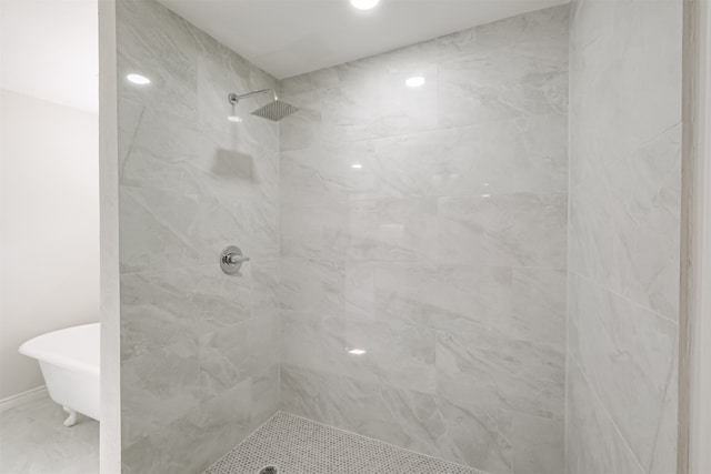 bathroom featuring tiled shower