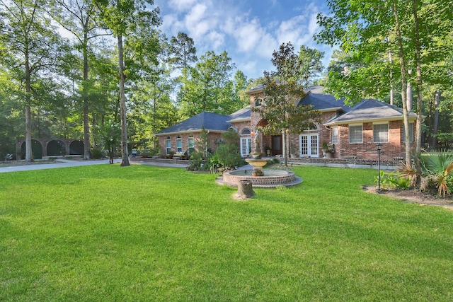 view of front of property featuring a front lawn