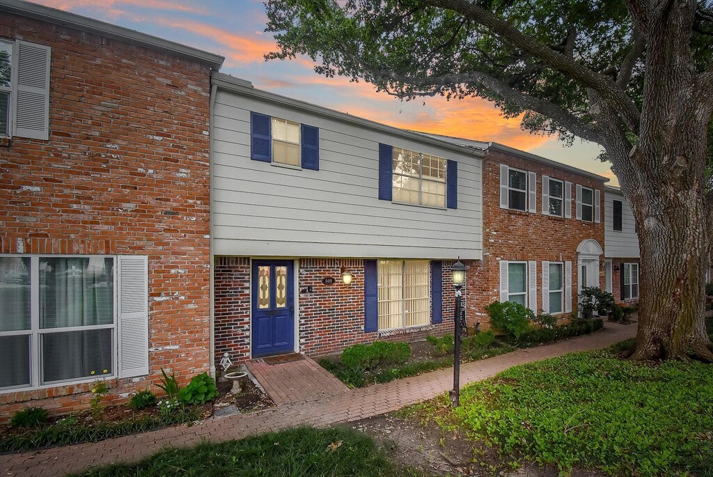 6419 Olympia Dr Unit 145, Houston, TX 77057 - townhome / multi-family property with brick siding