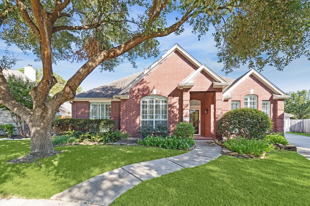 view of front of home featuring a front yard