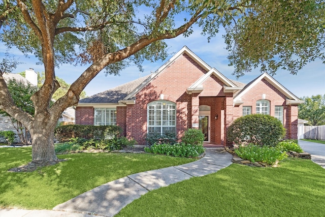 view of front of home featuring a front yard