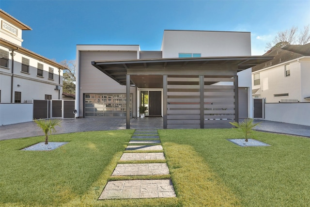 view of front of house featuring a front yard and a carport