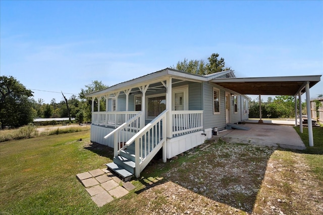 view of front of home featuring a carport, a front lawn, and a porch