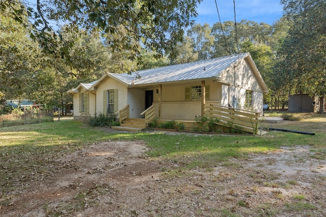 view of front of property featuring a front lawn