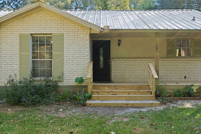 entrance to property featuring covered porch