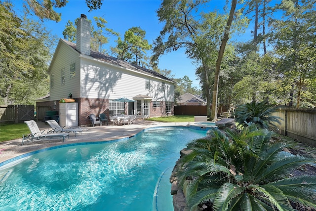 view of pool with an in ground hot tub and a patio