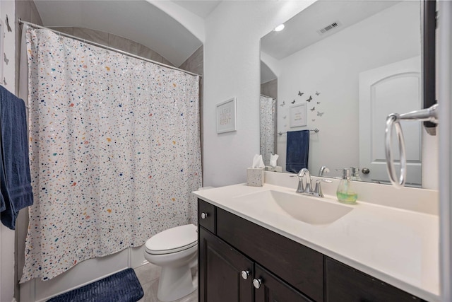 full bath featuring toilet, a shower with shower curtain, vanity, visible vents, and tile patterned floors