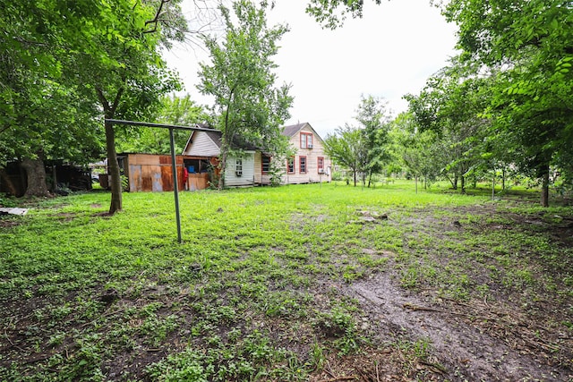 view of yard with an outdoor structure