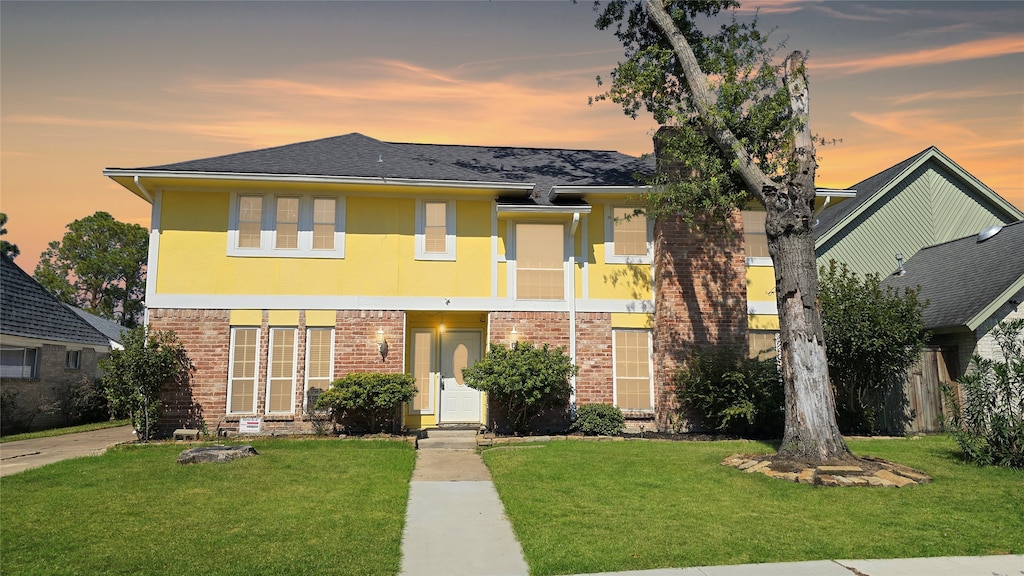 view of front of home featuring a lawn