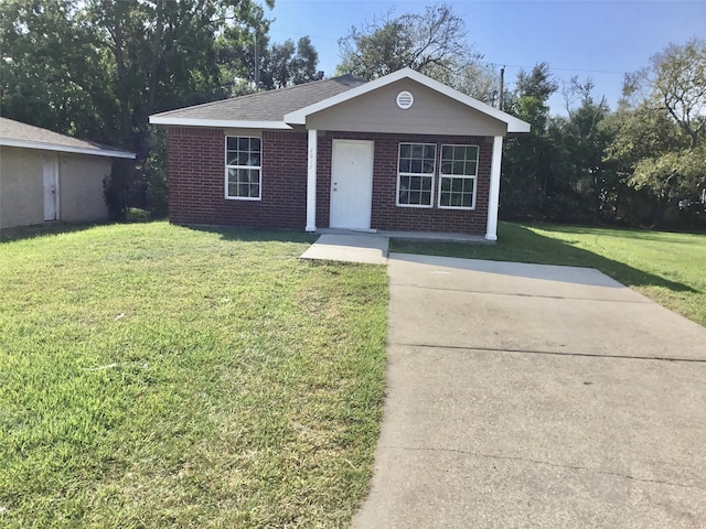 view of front of property featuring a front lawn