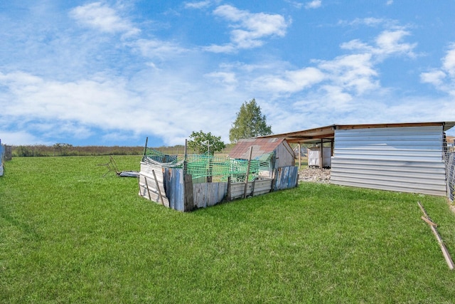 view of yard with an outdoor structure