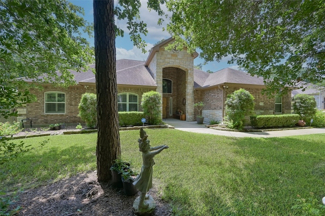 view of front of house featuring a front lawn