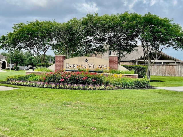 community sign with a yard