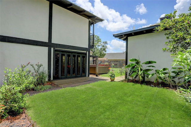 view of yard featuring a hot tub