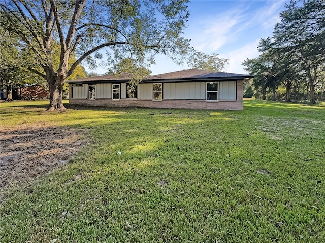 view of front of house with a front yard