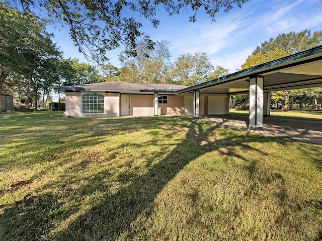 view of front of house featuring a front lawn