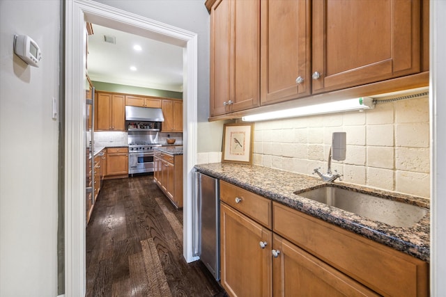 kitchen featuring tasteful backsplash, stainless steel stove, dark hardwood / wood-style floors, dark stone countertops, and crown molding