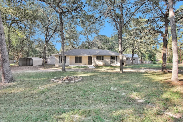 view of front of house featuring a front yard and a carport