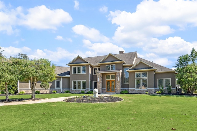 craftsman inspired home featuring a front yard