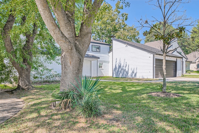 view of front of home featuring a front yard and a garage