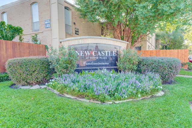 community / neighborhood sign featuring a lawn